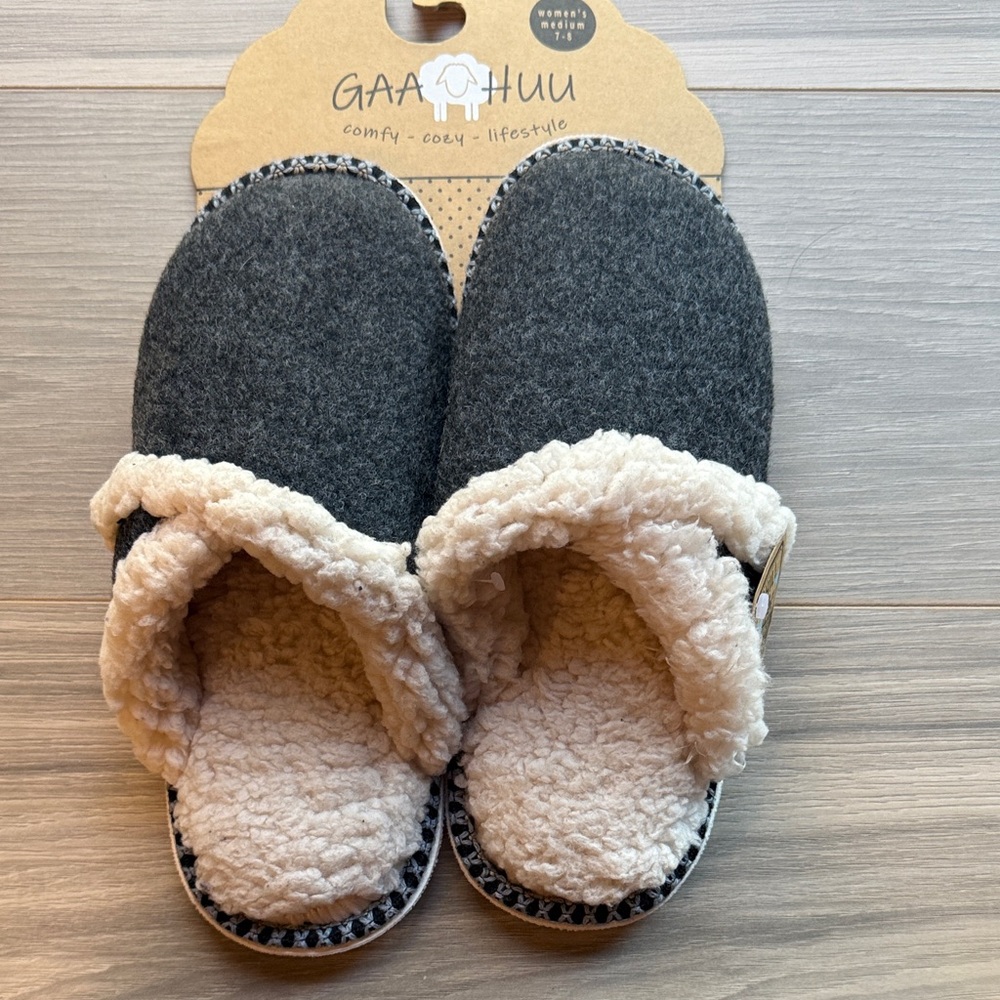 New Gaahuu Women's Black and Cream Cozy Mule Slippers Size Medium ( 7-8)